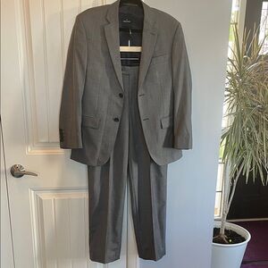 Daniel Hechter Charcoal Suit 36S/30S